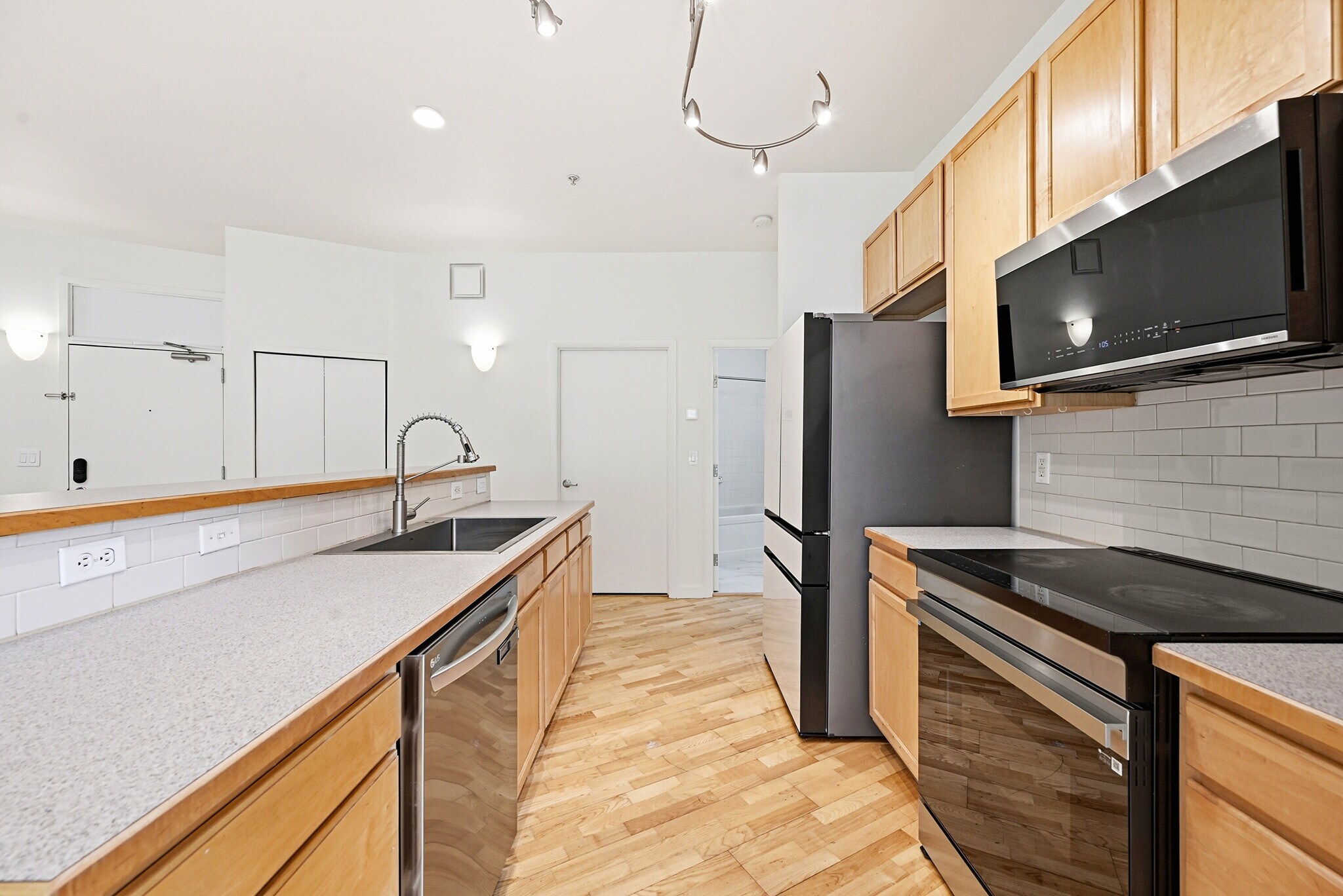 Building Photo - 2422 Tremont Pl