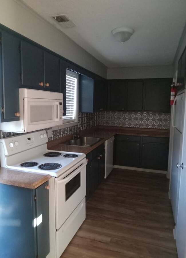 Building Photo - Pirate Cove Apartments 23-30