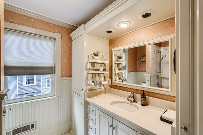 Building Photo - Queen Anne Home