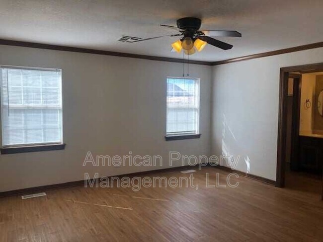 Building Photo - 3812 S Dogwood Ave