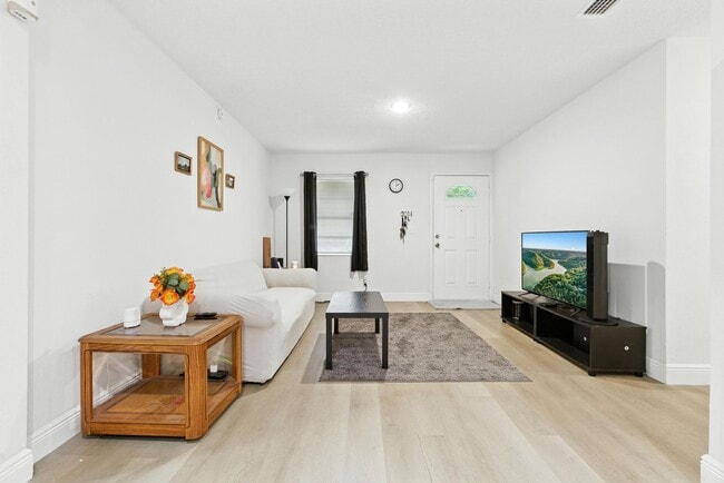Building Photo - Spacious 4-Bedroom Home in Wildwood – Rece...