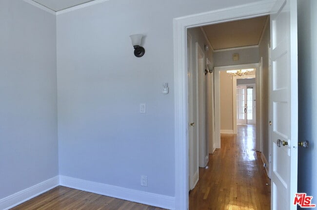 Building Photo - 2021 N Vermont Ave