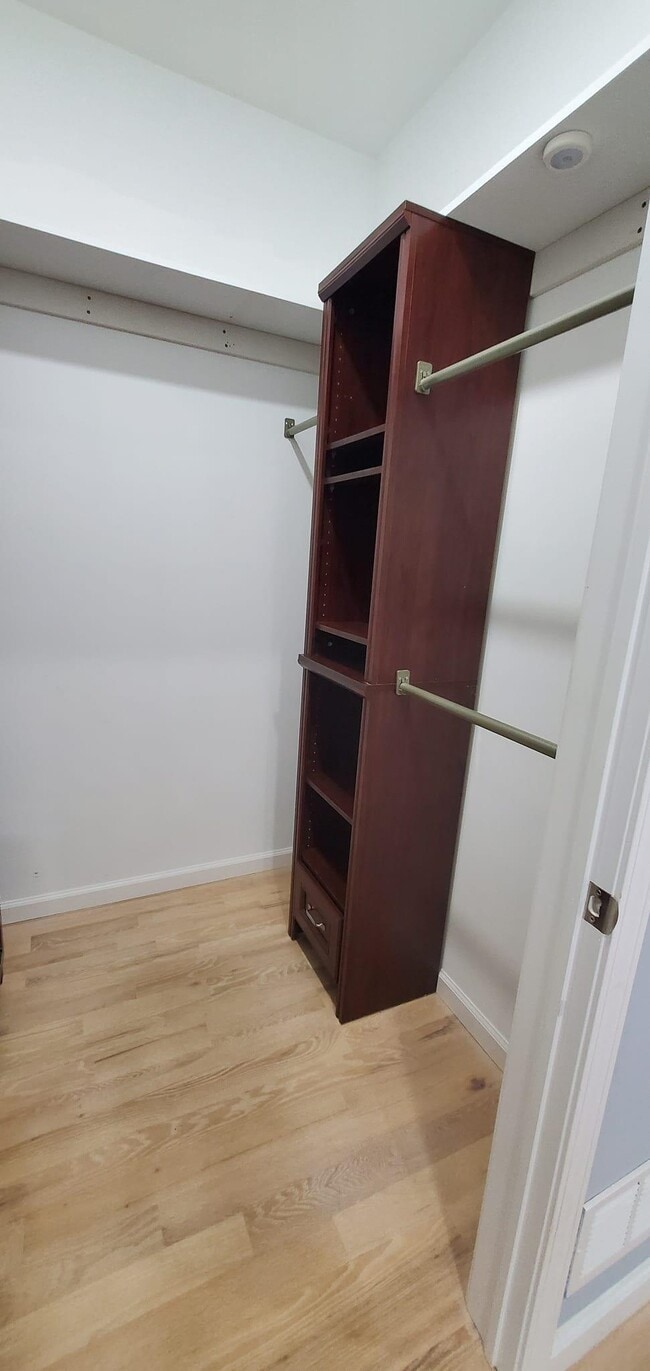 Building Photo - 220 WILLIAM St