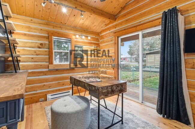 Building Photo - 809 3rd Ave W