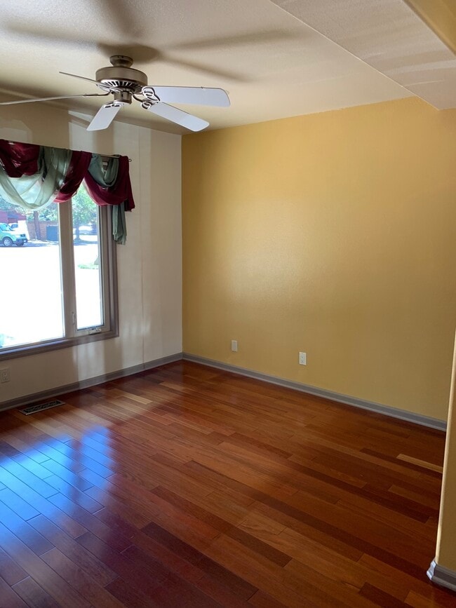 Building Photo - Secure your boat dock before summer!  Unfurnished 3 bed, 2 bath condo with marina and mountain vi...