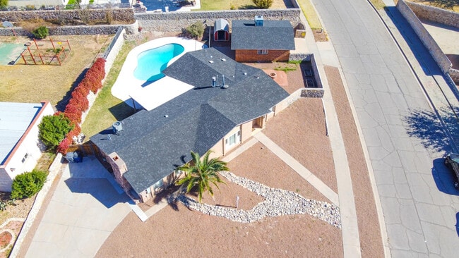 Building Photo - 816 Marimba Dr