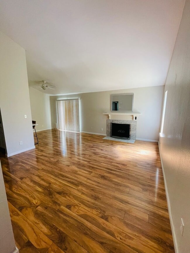 Building Photo - Gorgeous Completely Remodeled Single Story 2bed/2 bath Condo in Davis