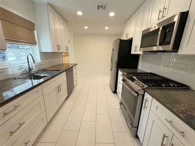 Building Photo - 1304 Hillcrest Dr