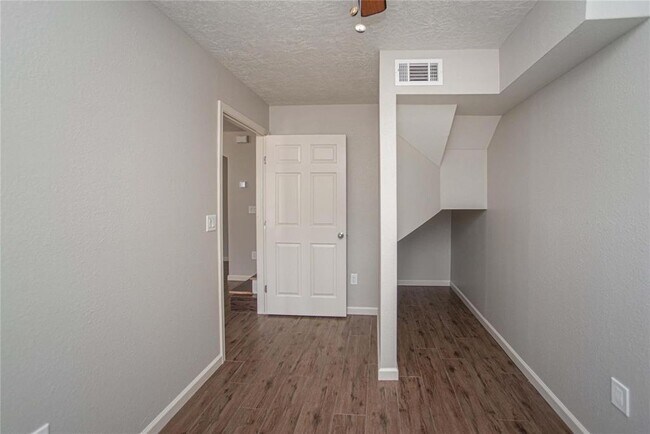 Building Photo - 10700 Deer Hill Dr
