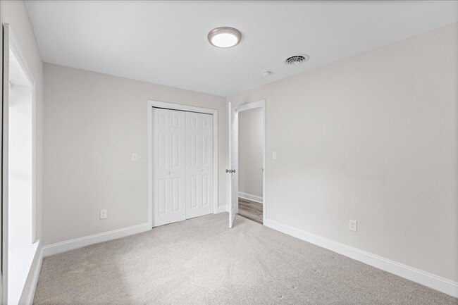 Building Photo - 2901 N Lakeshore Dr