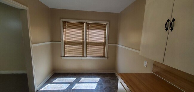 Building Photo - Garfield/6th Duplex