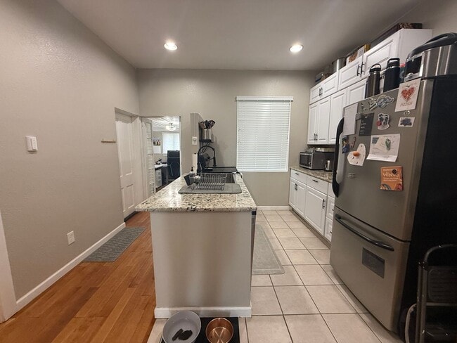 Building Photo - Modern 3-Bedroom Retreat in the Heart of C...