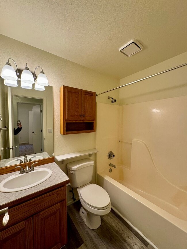Building Photo - Adorable Home in SW Redmond with Huge Back...