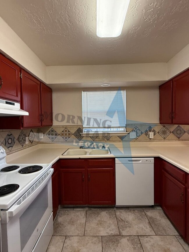 Building Photo - 3 Bed Condo W/ yard!