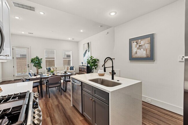 Building Photo - 879 Rachel St