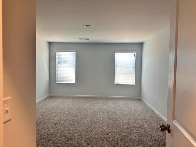 Building Photo - 121 Founders Dr