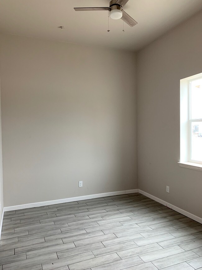 Building Photo - 221 W Wilson Ave