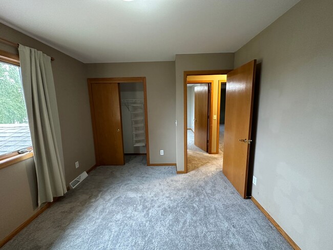 Building Photo - Huge 3BR/3BA house on Madison's West Side!