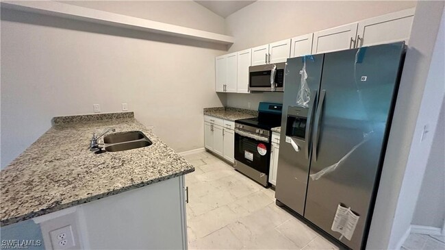 Building Photo - 2810 SW 7th Pl