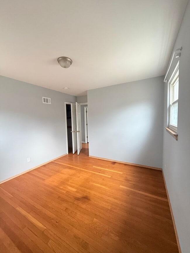 Building Photo - Charming 2 Bedroom Home with Bonus Space & Fenced Yard!