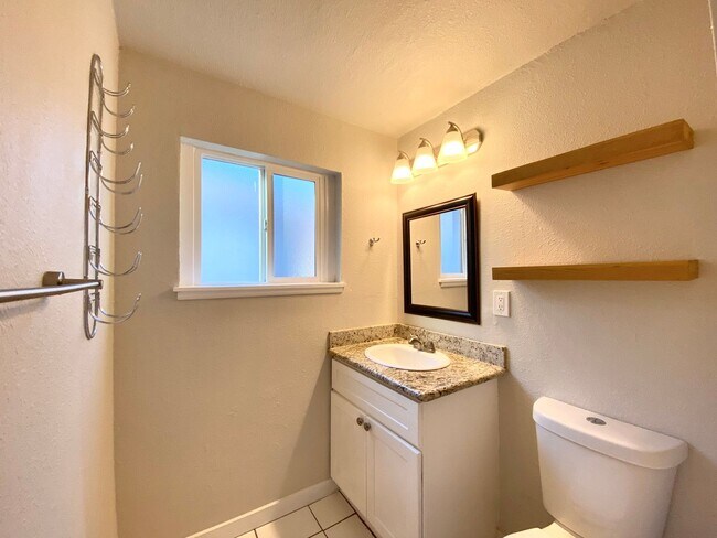 Building Photo - 3 Bedroom 2 Bath - City Compound - A Must ...