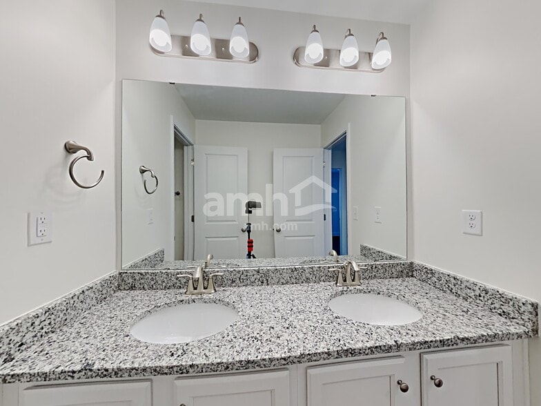 Building Photo - 1113 Bentley Pl