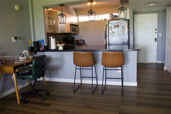 Building Photo - 650 NE 64th St