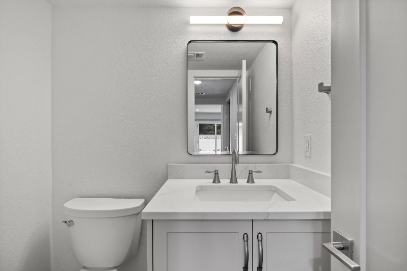 Building Photo - 2967 Lakeshore Dr