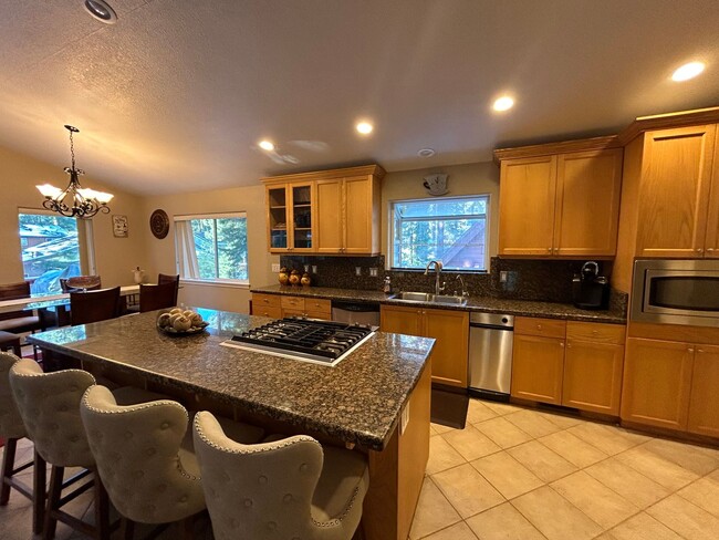 Building Photo - Spacious and Immaculate Home with Great Am...