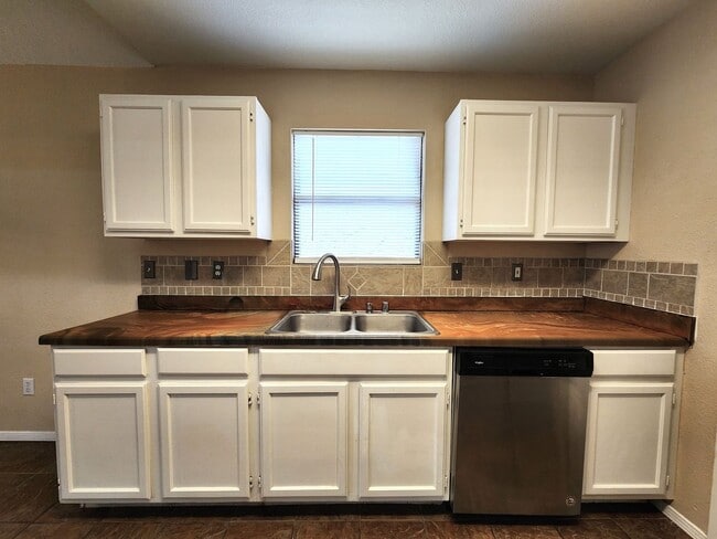 Building Photo - 3362 Highridge St