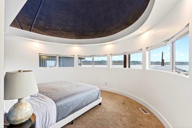 Building Photo - 3307 NE Marine Dr