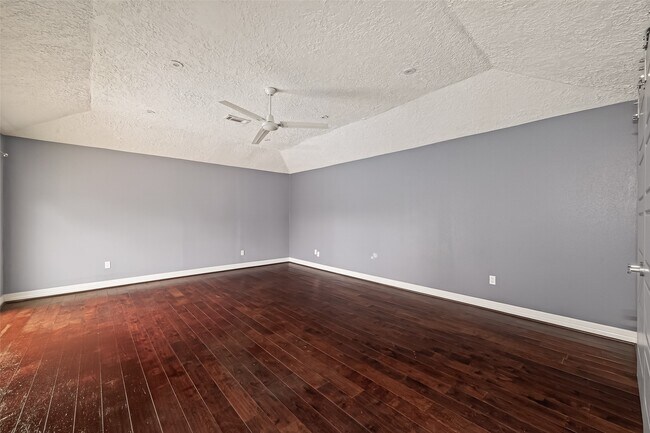 Building Photo - 2130 Round Lake Dr