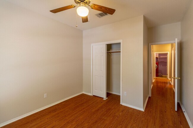 Building Photo - 4 bedroom, 2 bathroom home in South Austin!