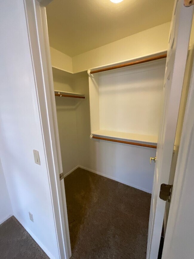 Building Photo - Great eastside location on cul-de-sac lock...