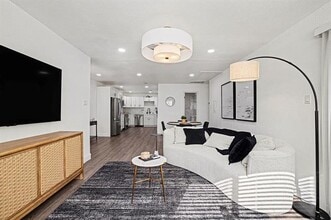 Building Photo - 718 E Pecan St