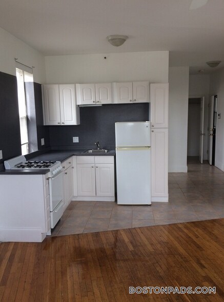 Building Photo - 151 Park Dr