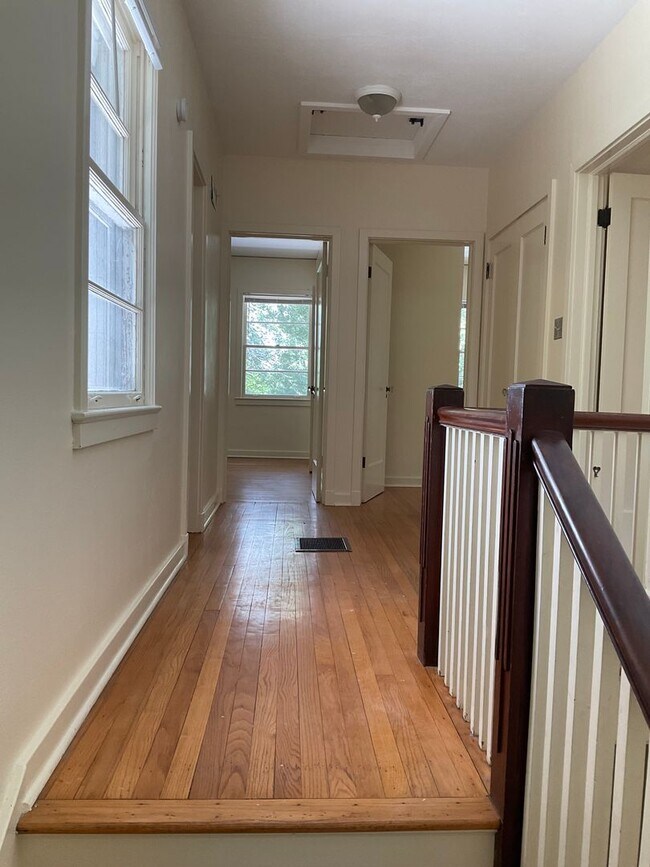 Building Photo - Great Home within Walking Distance to Campus.