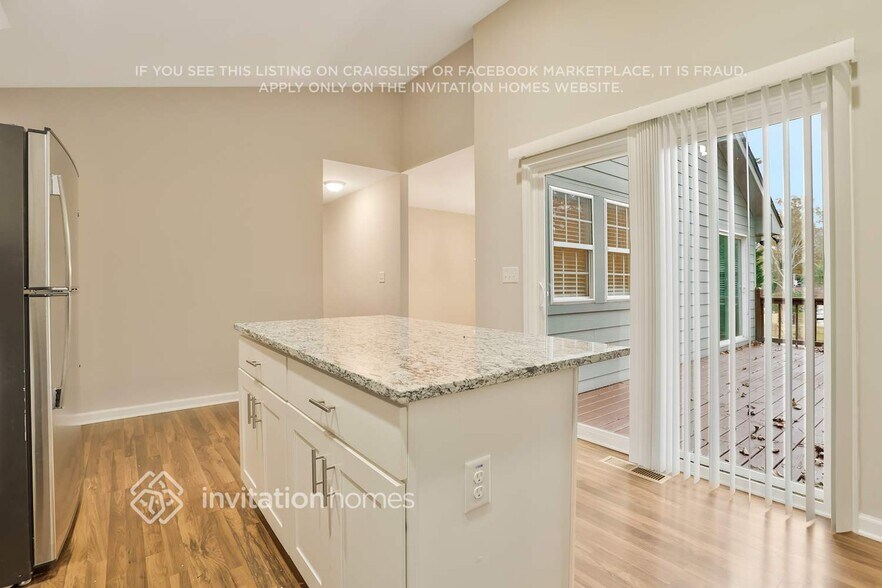 Building Photo - 2621 Windridge Dr