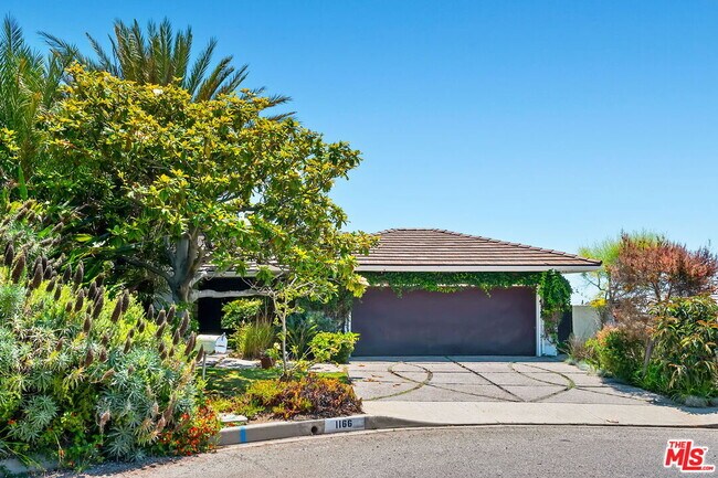 Building Photo - 1166 Las Pulgas Pl