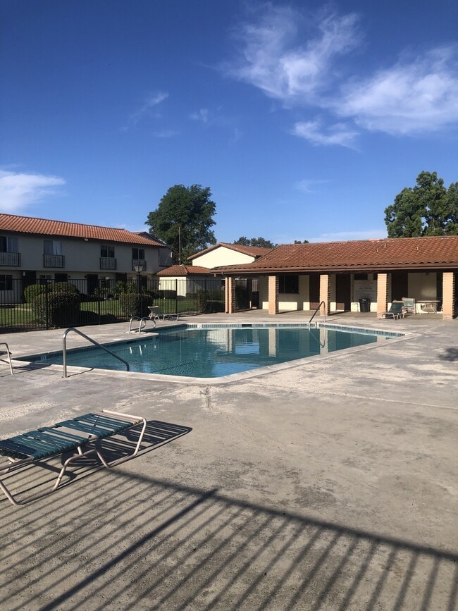 Building Photo - 243 Espanas Glen