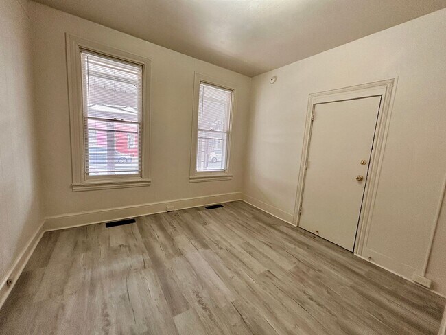 Building Photo - 644 E Chestnut St