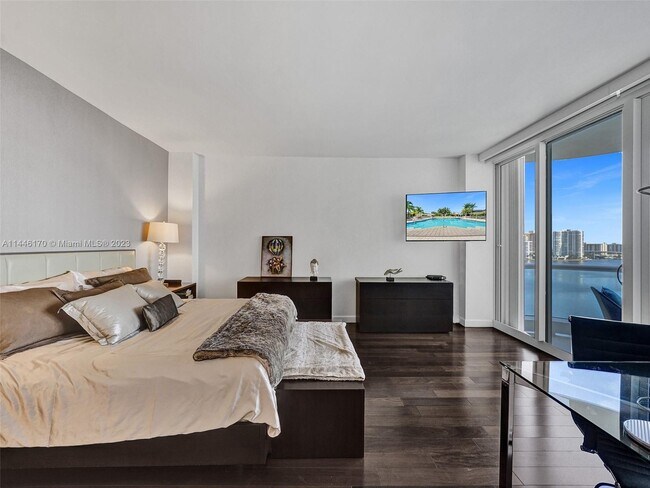 Building Photo - 7000 Island Blvd