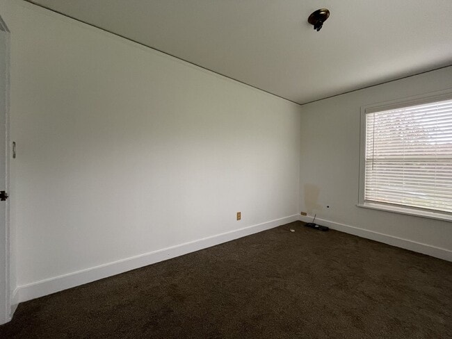 Building Photo - Expansive 4BR 2,900+ Sq Ft Home with Theater-Style Living Room & Bonus Hobby Workshop
