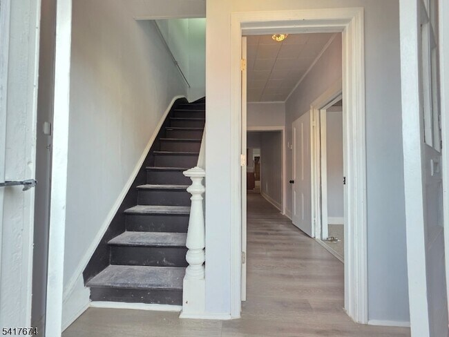 Building Photo - 8 Lincoln Ave