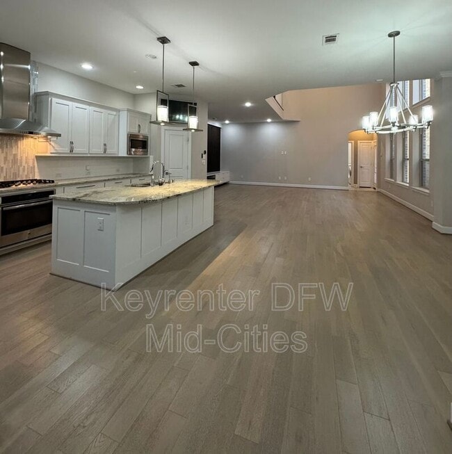 Building Photo - 6726 DeLeon St