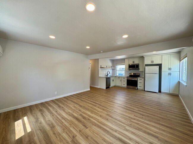 Building Photo - Adorable Newley Remodeled Home Available Now in Sacramento!