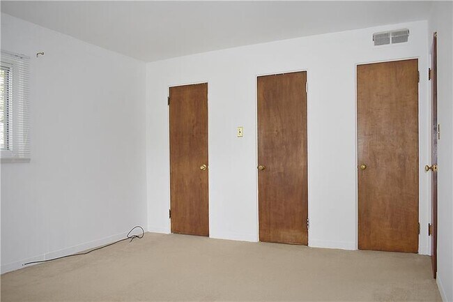 Building Photo - 100 Primrose Ave