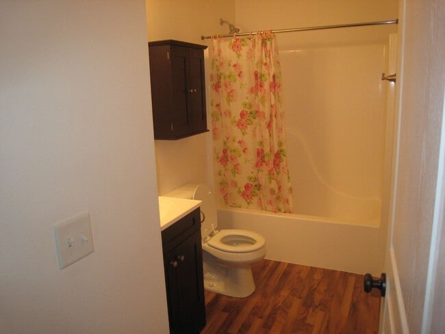Building Photo - 2 bed 1.5 bath home