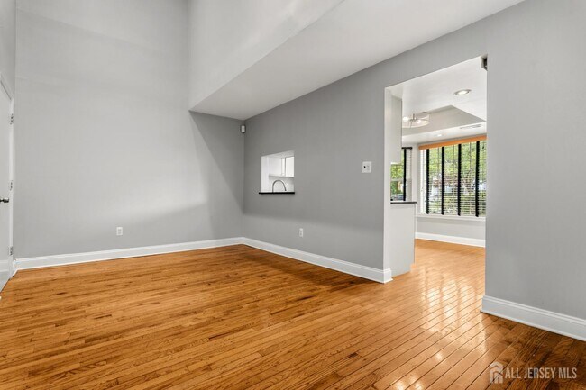 Building Photo - 88 Wilshire Ct