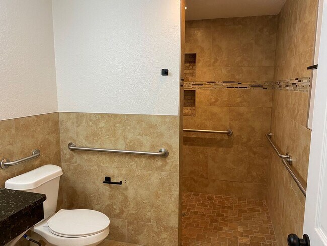 Building Photo - Spacious 4 Bedrooms and 2.5 bath FULLY REN...